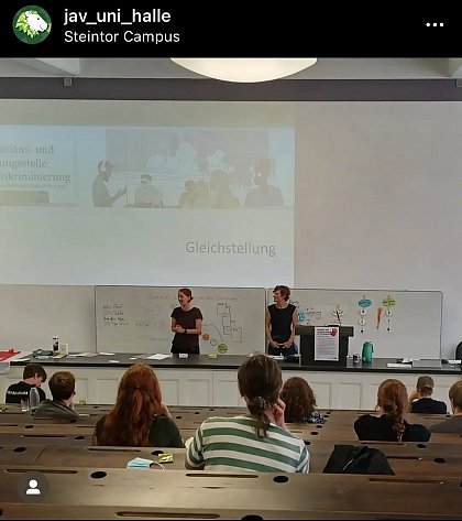 Photo: JAV meeting
[Image description: The photo shows a lecture hall on the Steintor campus. Sabine Wller and Anja Wiegner are giving a presentation. Members of the JAV can be seen in the audience from the back.]