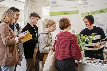 Photo: Sabine Wller and students at the information booth (Photo: Markus Scholz)