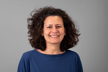 Photo: Prof. Dr. Gregor Borg (Photographer: Maike Glöckner)



[Image description: The photo shows Prof. Dr. Anita von Poser in fornt of a gray 

background. She wears a dark blue shirt, has shoulder-length brown hair and 

laughs into the camera.]